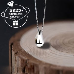 This is a 925 sterling Silvery teardrop pendant necklace, suitable for both daily wear and party occasions, exuding elegance and making it an ideal gift choice